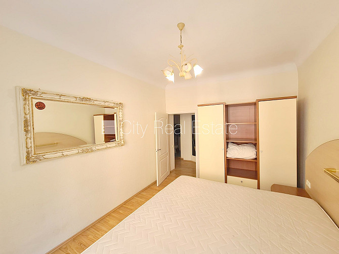 Fasādes māja, renovēta māja, labiekārtota apzaļumota teritorija, bruģēts piebraucamais Rīga - foto 9