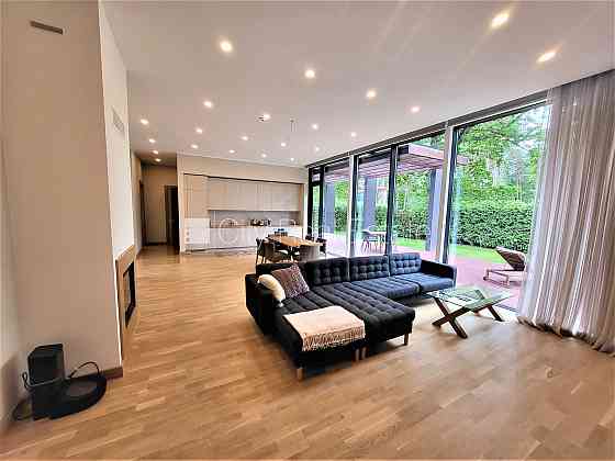 Частный дом, новостройка, дом во дворе, межэтажные железобетонные перекрытия, Юрмала