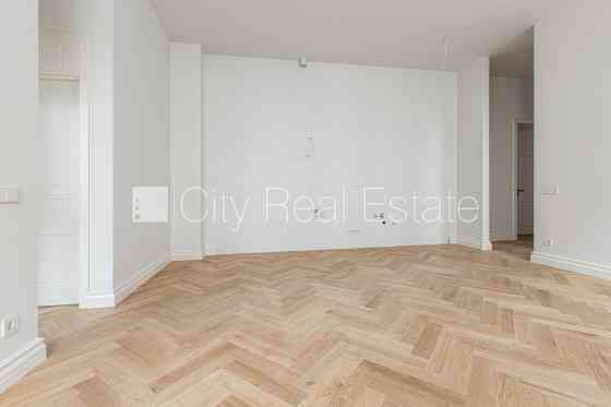 Фасадный дом, реставрированный дом, закрытый двор, лифт, лестничная клетка после Рига