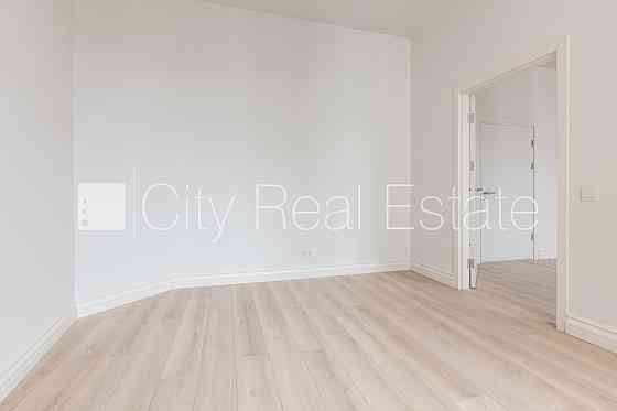 Земля в собственности, фасадный дом, реновированный дом, закрытый двор, лифт, Рига