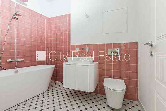 Земля в собственности, фасадный дом, реновированный дом, закрытый двор, лифт, Рига