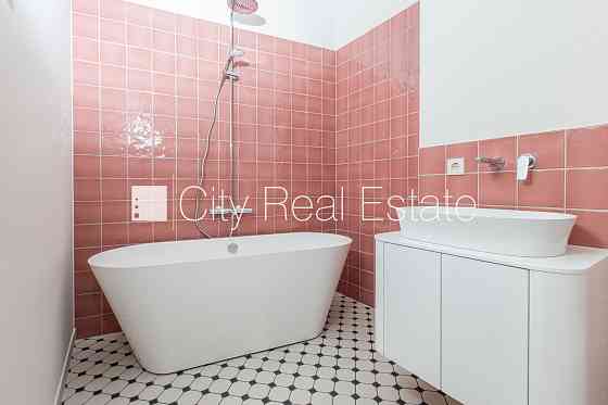 Земля в собственности, фасадный дом, реновированный дом, закрытый двор, лифт, Рига