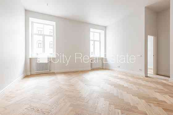 Земля в собственности, фасадный дом, реновированный дом, закрытый двор, лифт, Рига