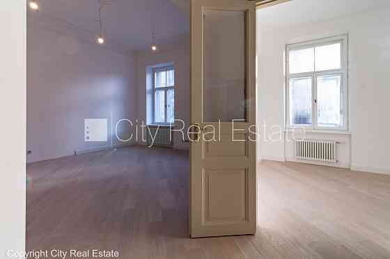 Фасадный дом, реновированный дом, фасад с декоративной штукатуркой, закрытый Рига