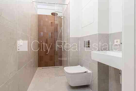 Фасадный дом, реновированный дом, заменены инженерные коммуникации, поменянное Рига