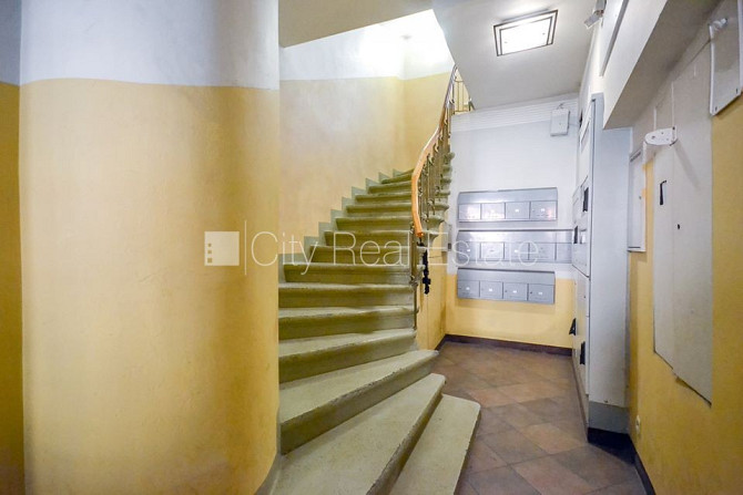 Фасадный дом, реновированный дом, вход со двора, лестничная клетка после Рига - изображение 16