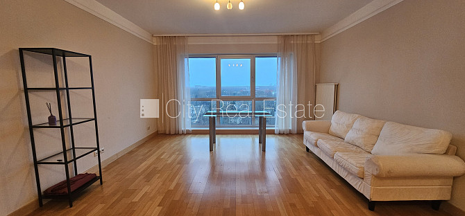 Jaunceltne, labiekārtots apzaļumots pagalms, teritorijas iebrauktuves vārti aprīkoti ar Rīga - foto 7