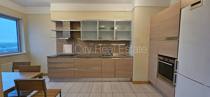 Jaunceltne, labiekārtots apzaļumots pagalms, teritorijas iebrauktuves vārti aprīkoti ar Rīga - foto 4