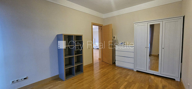 Jaunceltne, labiekārtots apzaļumots pagalms, teritorijas iebrauktuves vārti aprīkoti ar Rīga - foto 15