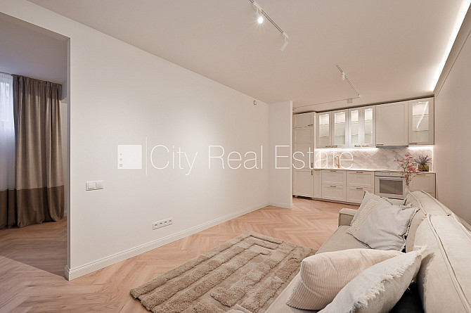 Renovēta māja, labiekārtots apzaļumots pagalms, slēgts pagalms, viena istaba izolēta, studio Rīga - foto 2