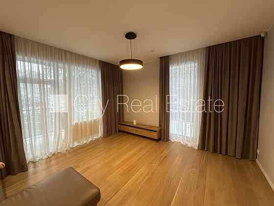 Новостройка, кирпичные стены, благоустроенная озеленённая территория, закрытая Юрмала