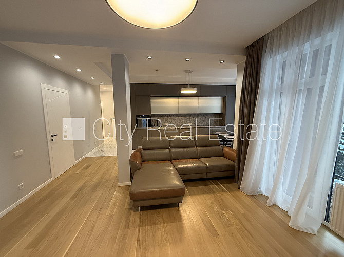 Новостройка, кирпичные стены, благоустроенная озеленённая территория, закрытая Юрмала - изображение 7