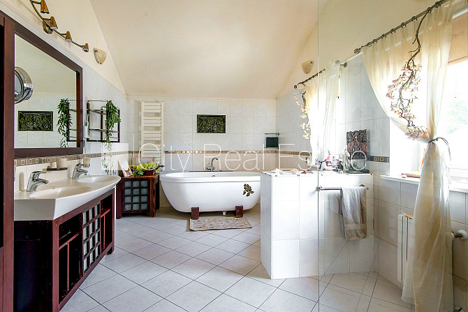 Частный дом, благоустроенный озеленённый двор, территория обнесена железным Юрмала - изображение 17