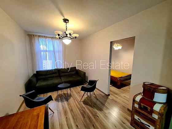 Частный дом, благоустроенный озеленённый двор, территория обнесена забором, окна Рига