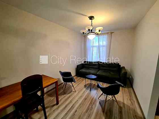 Частный дом, благоустроенный озеленённый двор, территория обнесена забором, окна Рига