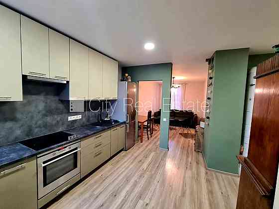 Частный дом, благоустроенный озеленённый двор, территория обнесена забором, окна Рига