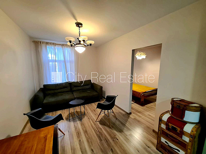 Privātmāja, labiekārtots apzaļumots pagalms, iežogota teritorija, logi vērsti mājas abās Rīga - foto 2