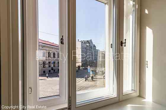 Земля в собственности, фасадный дом, реновированный дом, закрытый двор, лифт, Рига