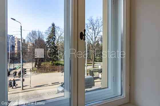 Земля в собственности, фасадный дом, реновированный дом, закрытый двор, лифт, Рига