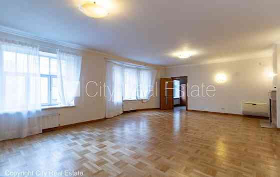 Фасадный дом, реновированный дом, закрытый двор, место для машины, вход с улицы и Rīga