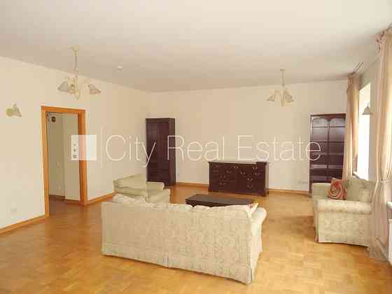 Фасадный дом, реновированный дом, закрытый двор, вход с улицы, лифт, лестничная Rīga