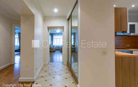 Фасадный дом, реновированный дом, закрытый двор, вход с улицы и со двора, лифт, Rīga