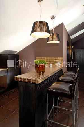 Мансарда, лифт, французский балкон, окна выходят во двор, одна изолированная Рига