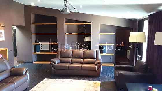 Мансарда, лифт, французский балкон, окна выходят во двор, одна изолированная Рига