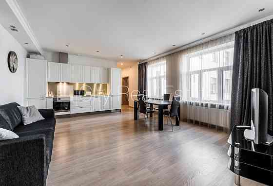 Реставрированный дом, лестничная клетка после косметического ремонта, окна Rīga