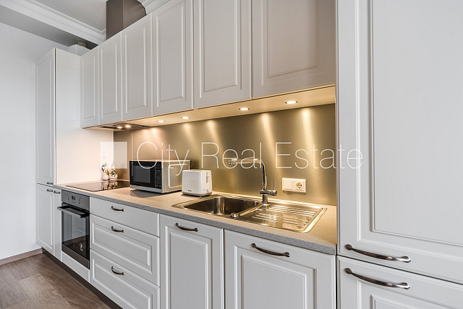 Реставрированный дом, лестничная клетка после косметического ремонта, окна Рига - изображение 3