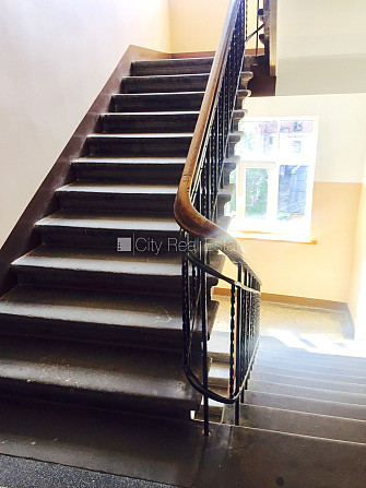 Реставрированный дом, лестничная клетка после косметического ремонта, окна Рига - изображение 11