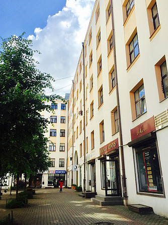 Реставрированный дом, лестничная клетка после косметического ремонта, окна Рига - изображение 13