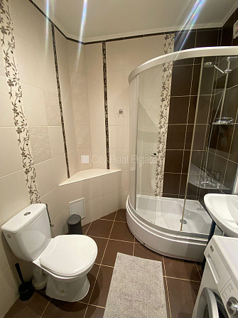 Дом во дворе, закрытый двор, лестничная клетка после капитального ремонта, Рига - изображение 12