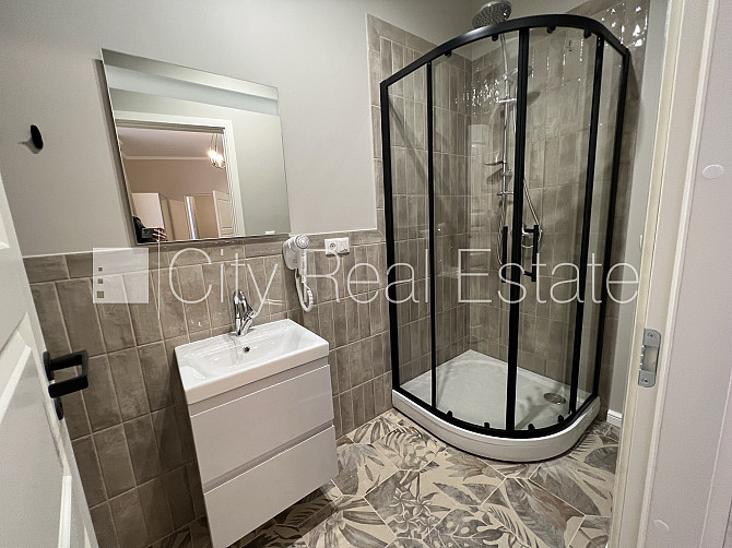 Zeme īpašumā, fasādes māja, renovēta māja, labiekārtota apzaļumota teritorija, teritorijas Rīga - foto 8