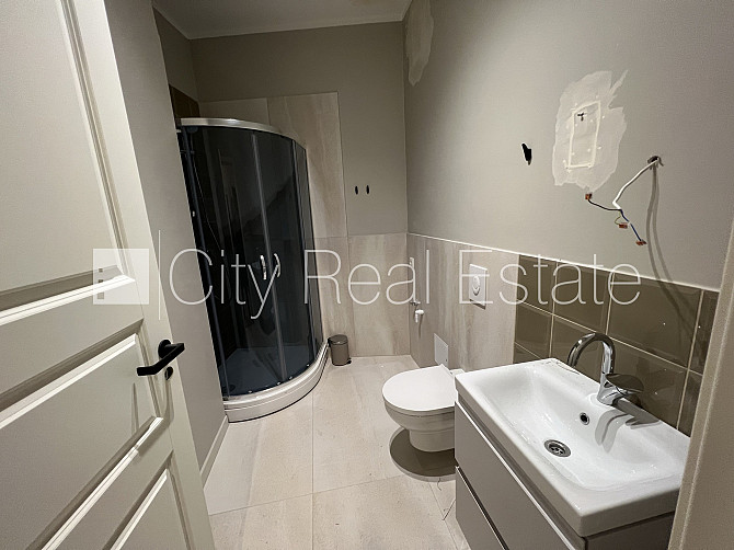 Zeme īpašumā, fasādes māja, renovēta māja, labiekārtota apzaļumota teritorija, teritorijas Rīga - foto 10