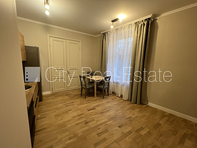 Zeme īpašumā, fasādes māja, renovēta māja, labiekārtota apzaļumota teritorija, teritorijas Rīga - foto 6