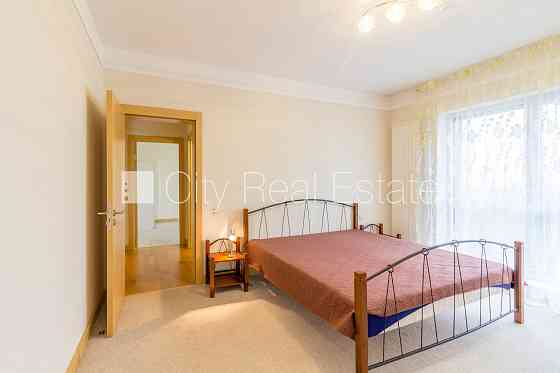 Закрытая территория, территория обнесена железным забором, въездные ворота Rīga