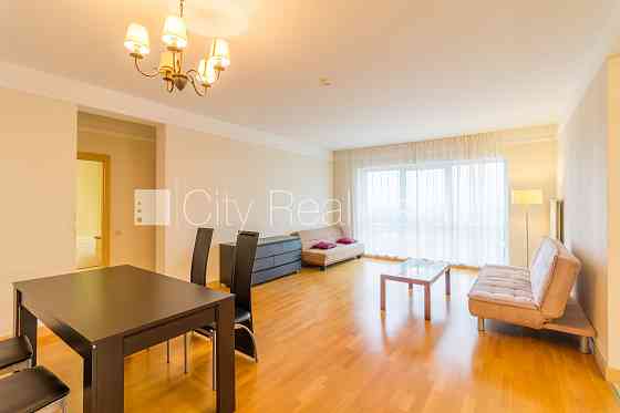 Закрытая территория, территория обнесена железным забором, въездные ворота Rīga