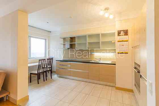 Закрытая территория, территория обнесена железным забором, въездные ворота Rīga