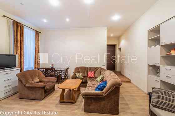 Фасадный дом, вход с улицы, окна выходят в обе стороны дома, количество спален 4 Рига