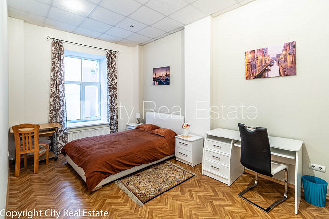 Фасадный дом, вход с улицы, окна выходят в обе стороны дома, количество спален 4 Рига - изображение 7