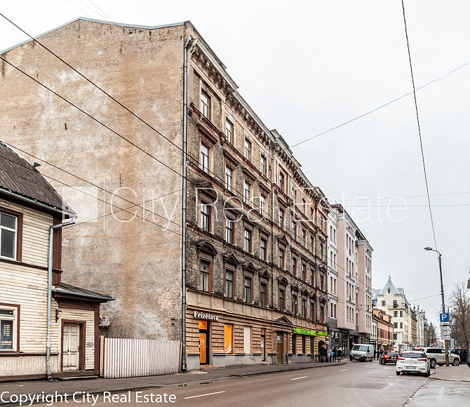 Фасадный дом, вход с улицы, окна выходят в обе стороны дома, количество спален 4 Рига - изображение 18