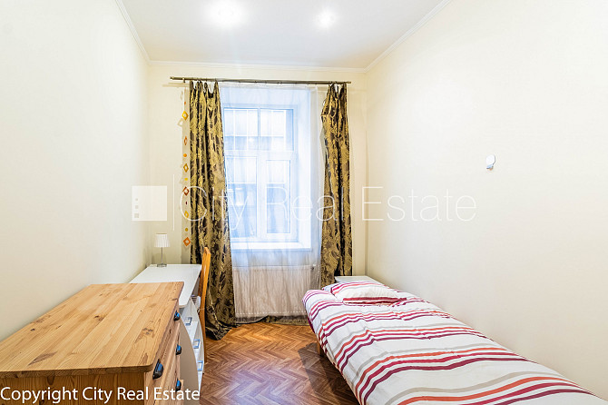 Фасадный дом, вход с улицы, окна выходят в обе стороны дома, количество спален 4 Рига - изображение 11