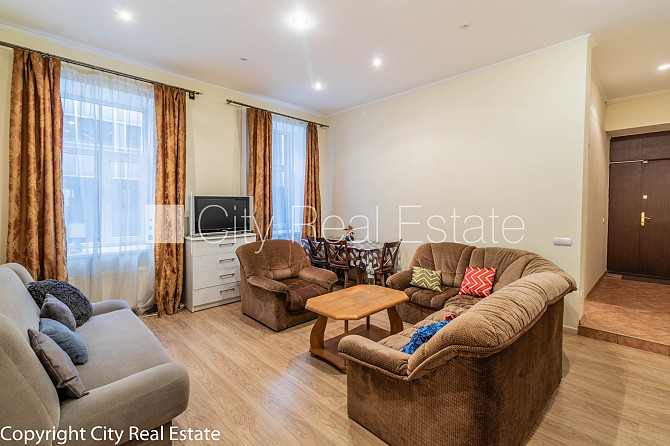 Фасадный дом, вход с улицы, окна выходят в обе стороны дома, количество спален 4 Рига - изображение 2