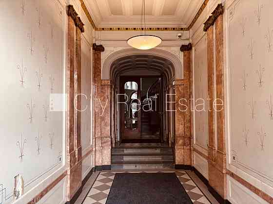 Домовладение, лифт, лестничная клетка после капитального ремонта, окна выходят Рига