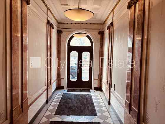 Домовладение, лифт, лестничная клетка после капитального ремонта, окна выходят Рига