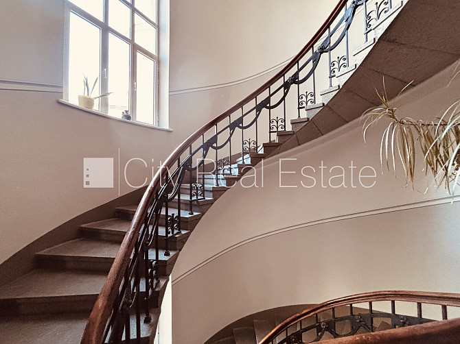 Домовладение, лифт, лестничная клетка после капитального ремонта, окна выходят Рига - изображение 6