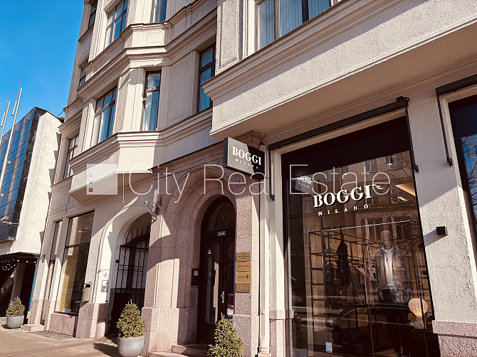 Домовладение, лифт, лестничная клетка после капитального ремонта, окна выходят Рига - изображение 1