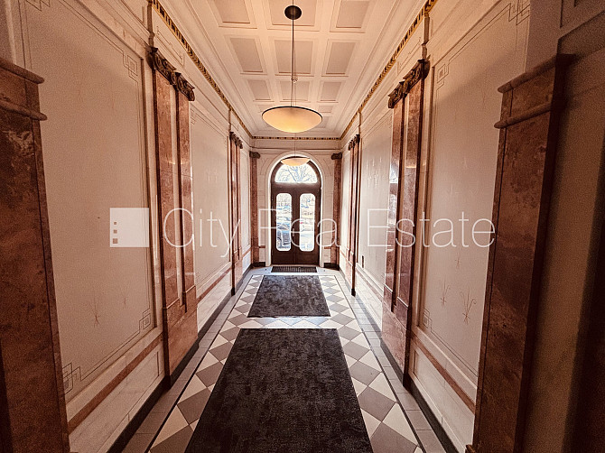 Домовладение, лифт, лестничная клетка после капитального ремонта, окна выходят Рига - изображение 5