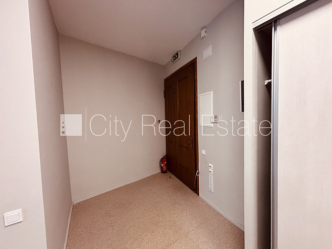 Домовладение, лифт, лестничная клетка после капитального ремонта, окна выходят Рига - изображение 13